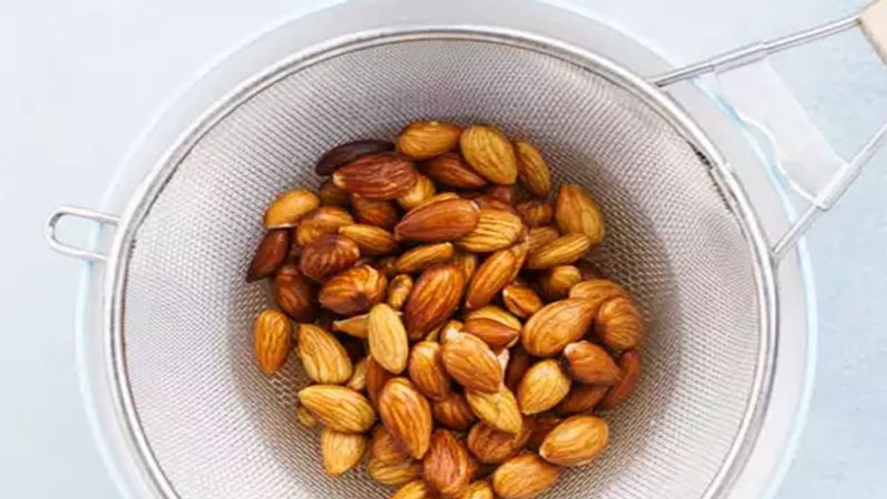 बादाम के छिलके से पा सकते हैं हेल्दी बाल और चमकदार त्वचा, जानें कैसे