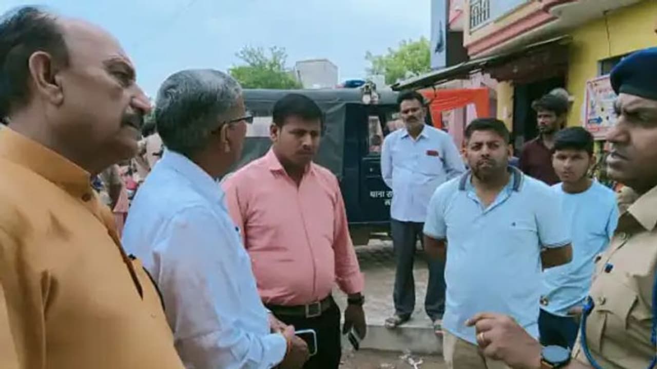 सर्राफ की दुकान से सोना और चांदी ले उड़े बदमाश, दुकान के बाहर तीन साथी दे रहे थे पहरा सर्राफ की दुकान से सोना और चांदी ले उड़े बदमाश, दुकान के बाहर तीन साथी दे रहे थे पहरा