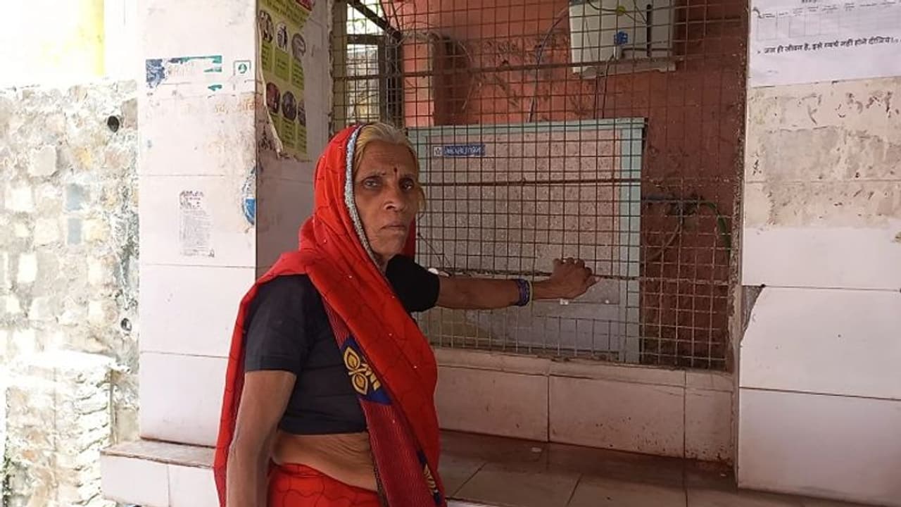 झांसी में जिला अस्पताल में पानी की किल्लत आई सामने, मरीज और तीमारदार हुए परेशान जानिए क्यों झांसी में जिला अस्पताल में पानी की किल्लत आई सामने, मरीज और तीमारदार हुए परेशान जानिए क्यों