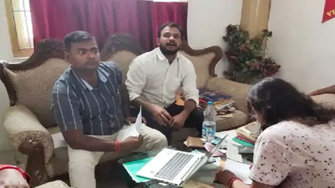 झारखंड में ED की रेड से टेंशन में IAS पूजा सिंघल, करीबी के घर मिले कैश ही कैश, गिनने के लिए मंगाई गई मशीनें