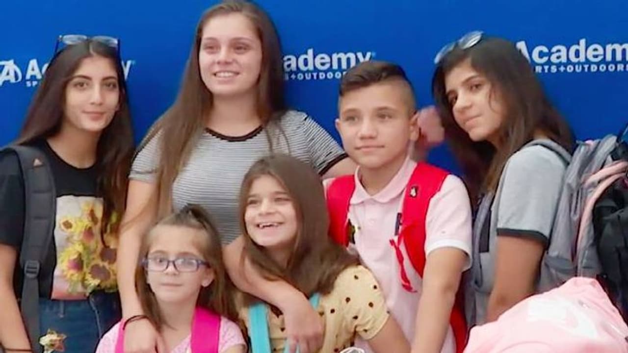 അച്ഛനും അമ്മയും മരിച്ചു, അഞ്ച് സഹോദരങ്ങളെ മക്കളെപ്പോലെ നോക്കി 17 കാരി...