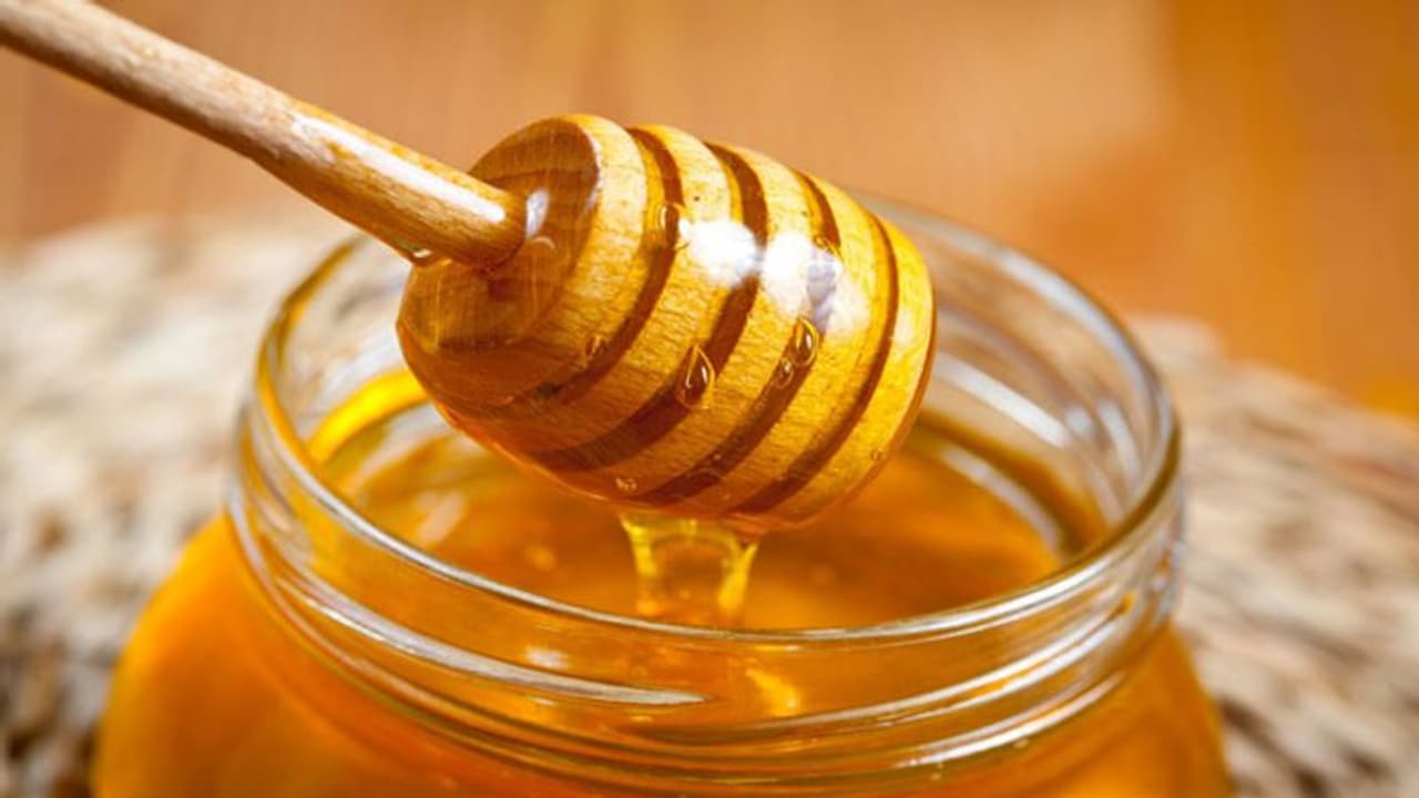 ब्लड प्रेशर को संतुलित करने समेत शहद के हैं ये 8 फायदे, कैंसर के इलाज में भी है असरदार