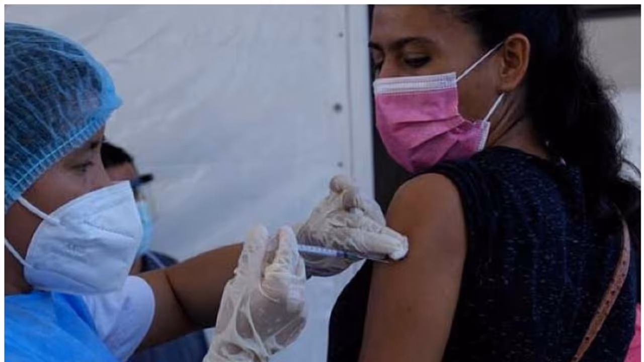 Covid 19; രാജ്യത്തിതുവരെ നൽകിയ ആകെ വാക്സിനുകളുടെ എണ്ണം 195.07 കോടി കടന്നു Covid 19; രാജ്യത്തിതുവരെ നൽകിയ ആകെ വാക്സിനുകളുടെ എണ്ണം 195.07 കോടി കടന്നു