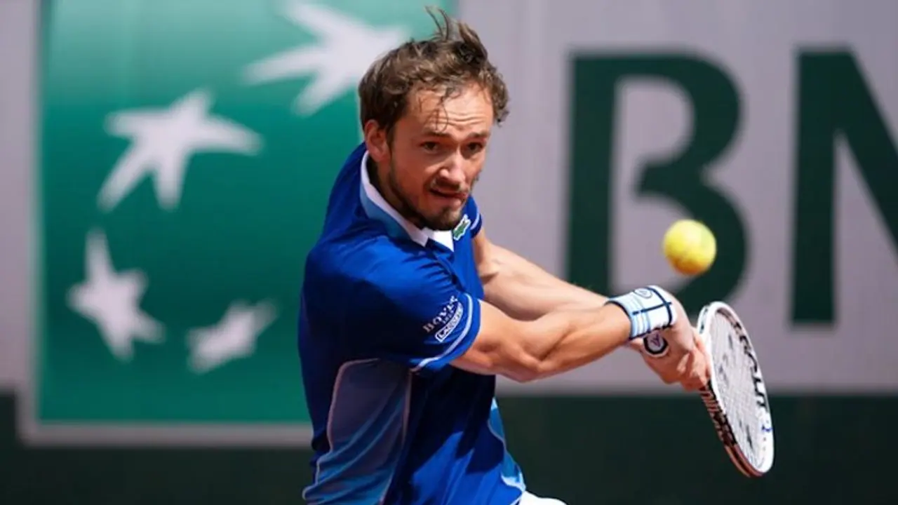 മെദ്‌വദേവും പുറത്ത്, ഫ്രഞ്ച് ഓപ്പണില്‍ അട്ടിമറി തുടരുന്നു; ഇന്ന് നദാല്‍ ജോക്കോവിച്ച് ഗ്ലാമര്‍ പോര്