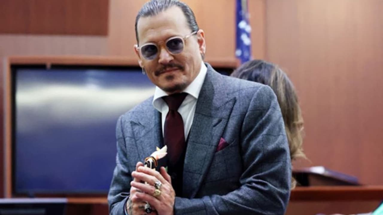 भरी अदालत में 58 साल के सुपरस्टार को देख चिल्लाई फैन आई लव यू! ये तुम्हारा बच्चा है