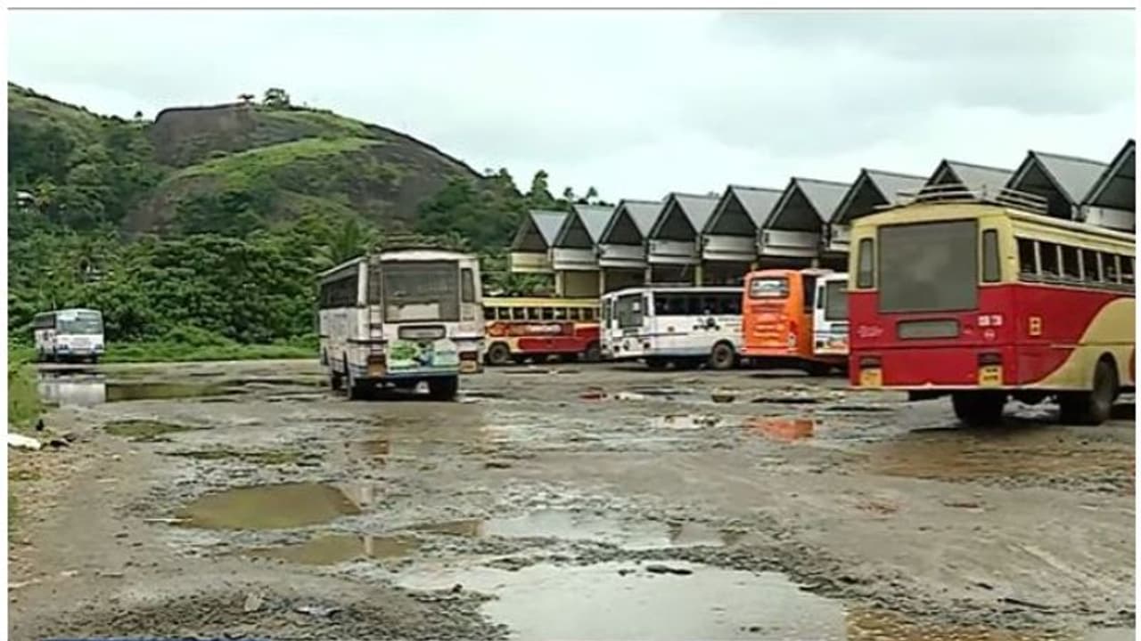 എന്ന് തുറക്കും പുതിയ സ്റ്റാന്ഡ്? പത്തനംതിട്ടയിലെ കെഎസ്ആര്ടിസി സ്റ്റാന്ഡ് വിവാദം എന്ന് തുറക്കും പുതിയ സ്റ്റാന്ഡ്? പത്തനംതിട്ടയിലെ കെഎസ്ആര്ടിസി സ്റ്റാന്ഡ് വിവാദം