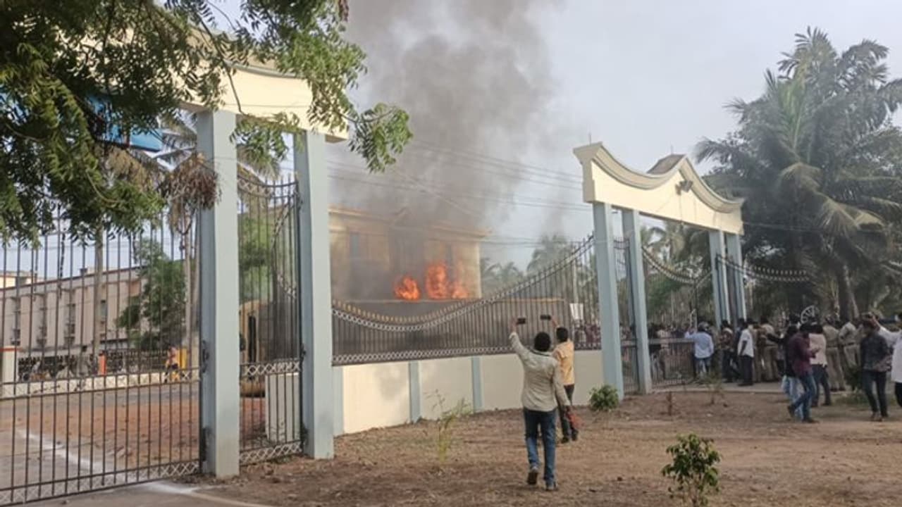 పోలీసులు లేకపోతే నా కుటుంబం మొత్తం సజీవ దహనమయ్యేది.. పక్కా ప్లాన్తోనే: ఎమ్మెల్యే పొన్నాడ సతీష్ పోలీసులు లేకపోతే నా కుటుంబం మొత్తం సజీవ దహనమయ్యేది.. పక్కా ప్లాన్తోనే: ఎమ్మెల్యే పొన్నాడ సతీష్