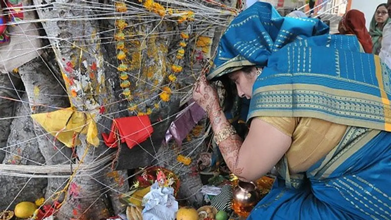 Vat Savitri Vrat 2022: पहले सें संकल्प और फिर इस विधि से करें वट सावित्री व्रत, जानिए महत्व और शुभ मुहूर्त Vat Savitri Vrat 2022: पहले सें संकल्प और फिर इस विधि से करें वट सावित्री व्रत, जानिए महत्व और शुभ मुहूर्त