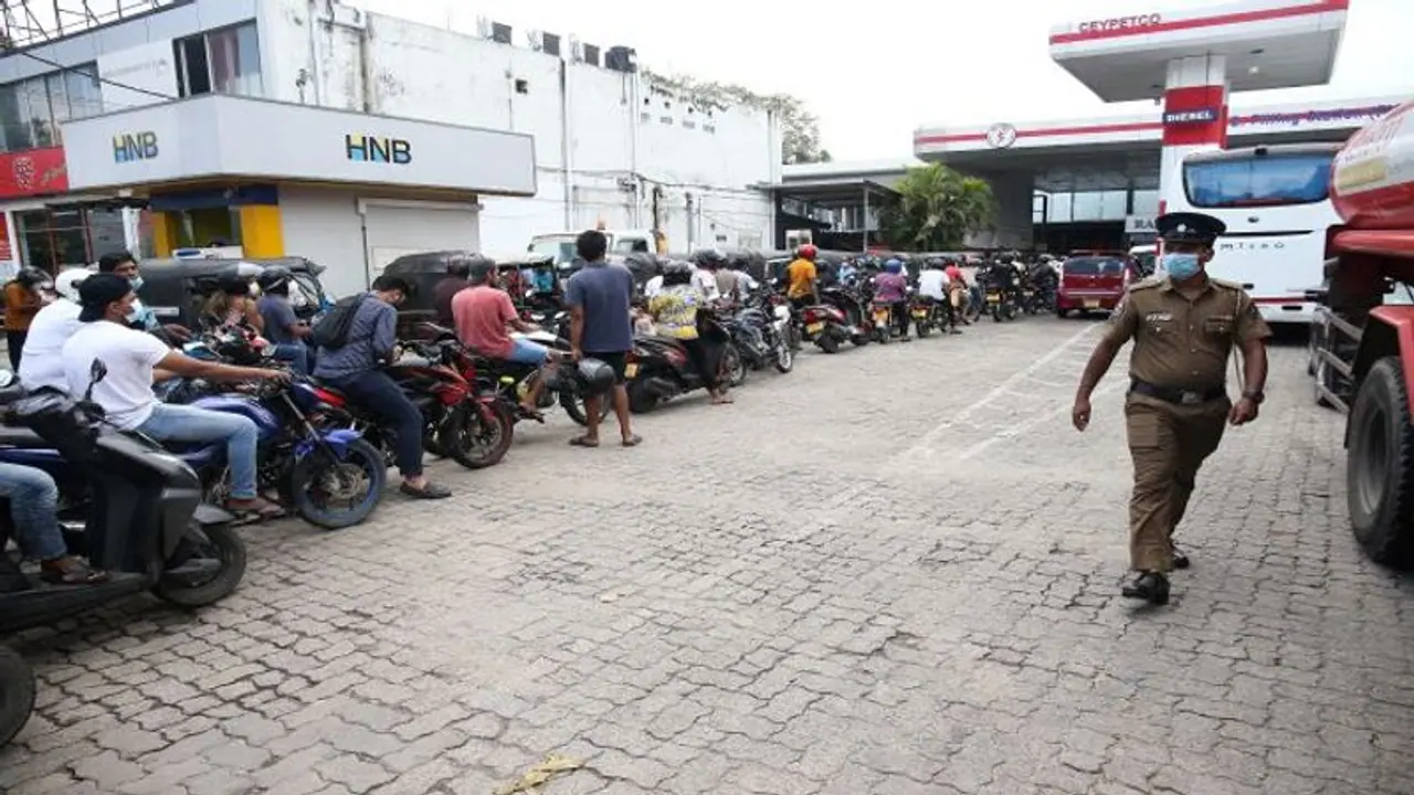 இலங்கையை கடனில் இருந்து மீட்குமா சர்வதேச நிதி ஆணையம்; எரிபொருளுக்கு டோக்கன் அறிமுகம் 