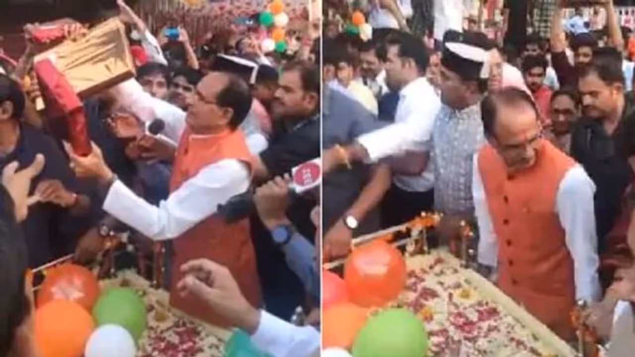 भोपाल में ठेला लेकर निकले सीएम शिवराज, मुख्यमंत्री को देखते ही छतों और बालकनी पर आ गए लोग, देखिए अनोखा Video भोपाल में ठेला लेकर निकले सीएम शिवराज, मुख्यमंत्री को देखते ही छतों और बालकनी पर आ गए लोग, देखिए अनोखा Video