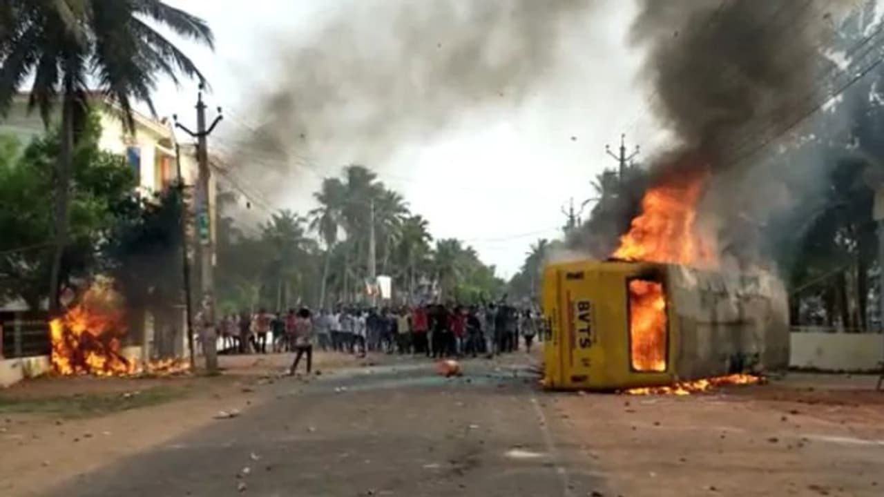 ആന്ധ്രാപ്രദേശിൽ മന്ത്രിയുടെയും എംഎൽഎയുടെയും വീടിന് തീയിട്ട് പ്രതിഷേധം, ആക്രമണം ജില്ലയുടെ പേര് മാറ്റിയതിനെതിരെ