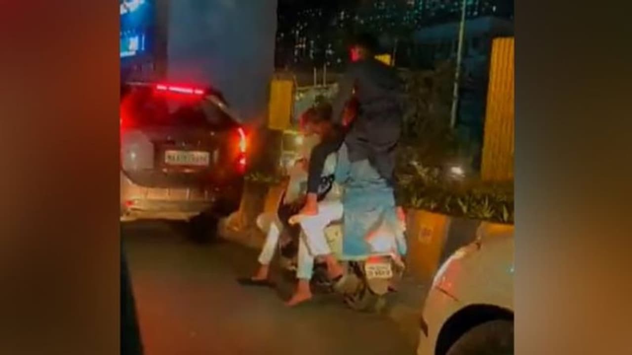 ഒരു സ്കൂട്ടറിൽ ആറ് പേർ, ഒരാൾ തോളിൽ, തിരക്കേറിയ റോഡിൽ 'സർക്കസ്'; വീഡിയോ 