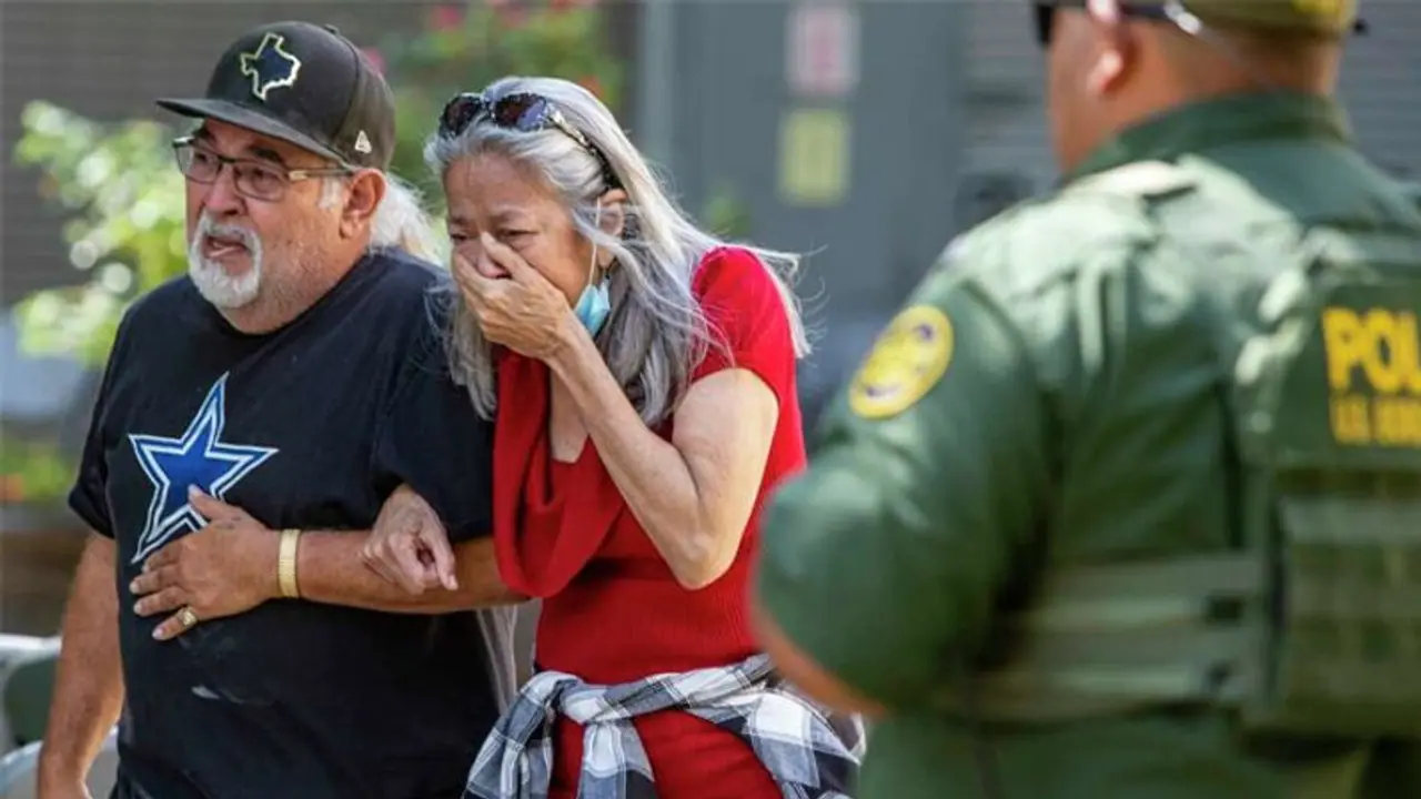 Texas Shooting: ಪ್ರಾಥಮಿಕ ಶಾಲೆಯಲ್ಲಿ ಯುವಕನಿಂದ ದಾಳಿ, ಅಮಾಯಕ 18 ಮಕ್ಕಳು ಬಲಿ! Texas Shooting: ಪ್ರಾಥಮಿಕ ಶಾಲೆಯಲ್ಲಿ ಯುವಕನಿಂದ ದಾಳಿ, ಅಮಾಯಕ 18 ಮಕ್ಕಳು ಬಲಿ!