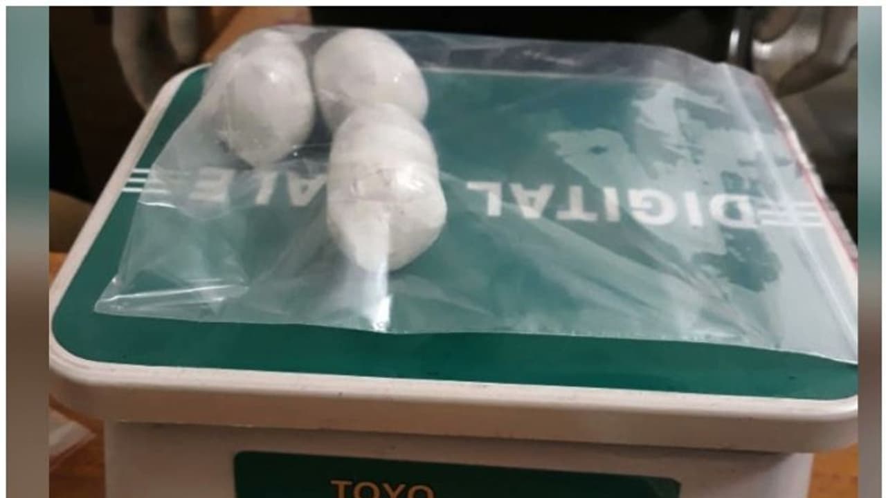 കരിപ്പൂരില് പൊലീസിന്റെ സ്വര്ണ്ണവേട്ട; പിടികൂടിയത് കസ്റ്റംസ് പരിശോധന കഴിഞ്ഞ് പുറത്തിറങ്ങിയ ആളില് നിന്ന് കരിപ്പൂരില് പൊലീസിന്റെ സ്വര്ണ്ണവേട്ട; പിടികൂടിയത് കസ്റ്റംസ് പരിശോധന കഴിഞ്ഞ് പുറത്തിറങ്ങിയ ആളില് നിന്ന്