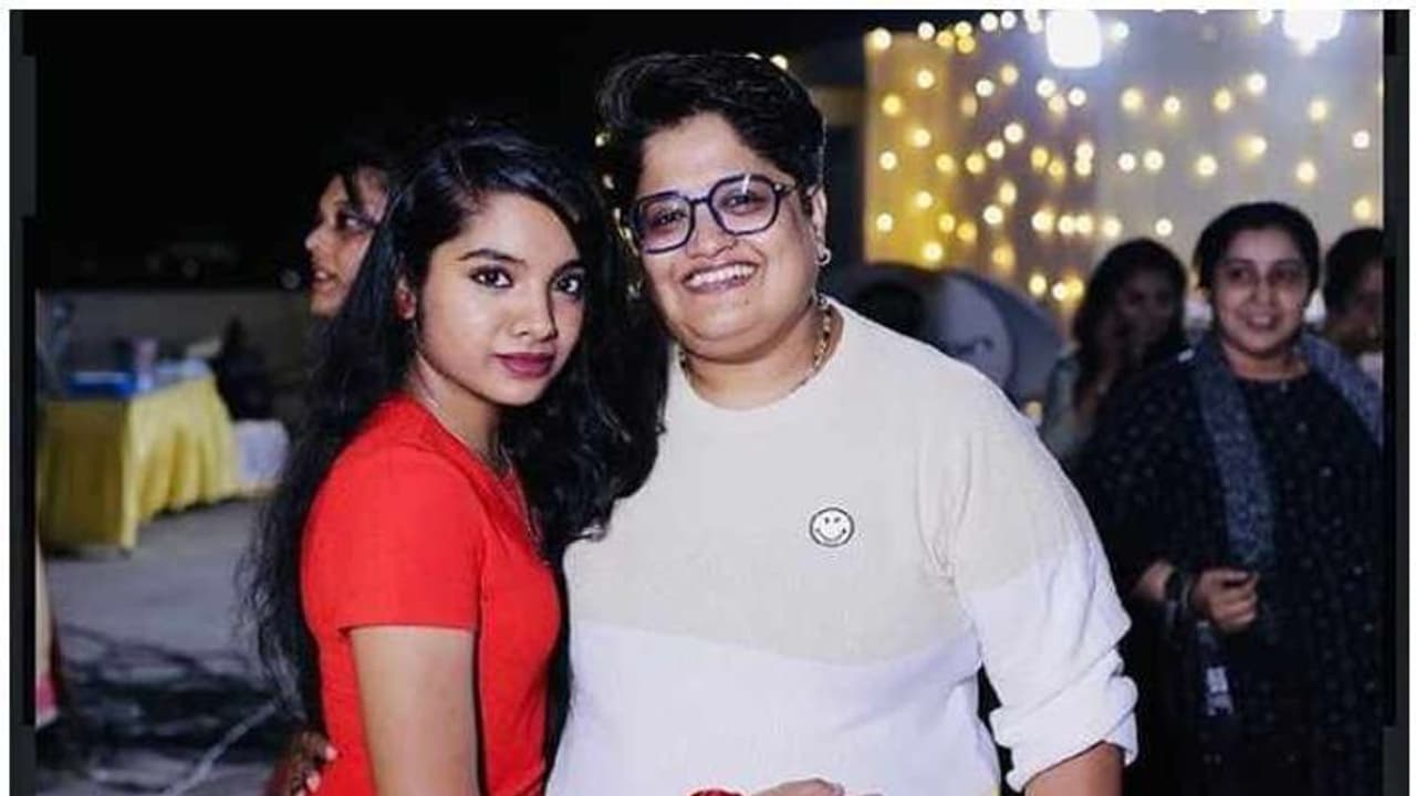 SSLCಯಲ್ಲಿ ಉತ್ತಮ ಅಂಕ ಪಡೆದ 'ಮಜಾ ಟಾಕೀಸ್' ರೆಮೋ ಮಗಳು; ಹೆಮ್ಮೆ ವ್ಯಕ್ತಪಡಿಸಿದ ರೇಖಾ SSLCಯಲ್ಲಿ ಉತ್ತಮ ಅಂಕ ಪಡೆದ 'ಮಜಾ ಟಾಕೀಸ್' ರೆಮೋ ಮಗಳು; ಹೆಮ್ಮೆ ವ್ಯಕ್ತಪಡಿಸಿದ ರೇಖಾ