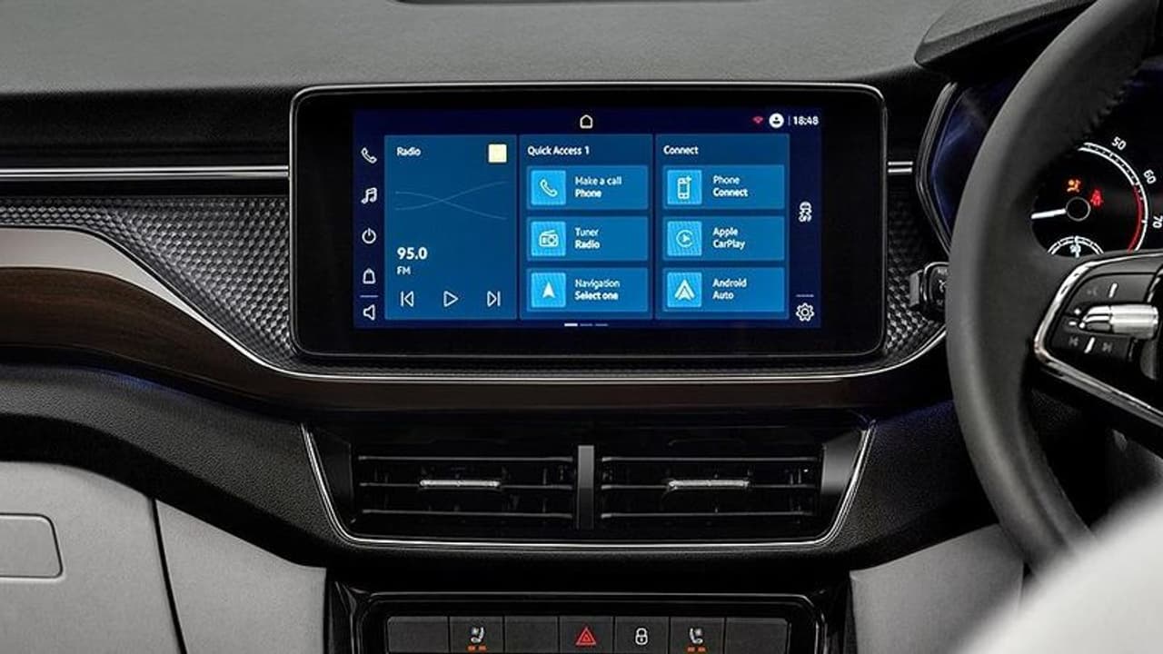 ചിപ്പ് ചതിച്ചു, വലിയ ടച്ച്‌സ്‌ക്രീൻ നഷ്‍ടമായി ഈ വണ്ടികള്‍, നെഞ്ചുനീറി ഉടമകള്‍!