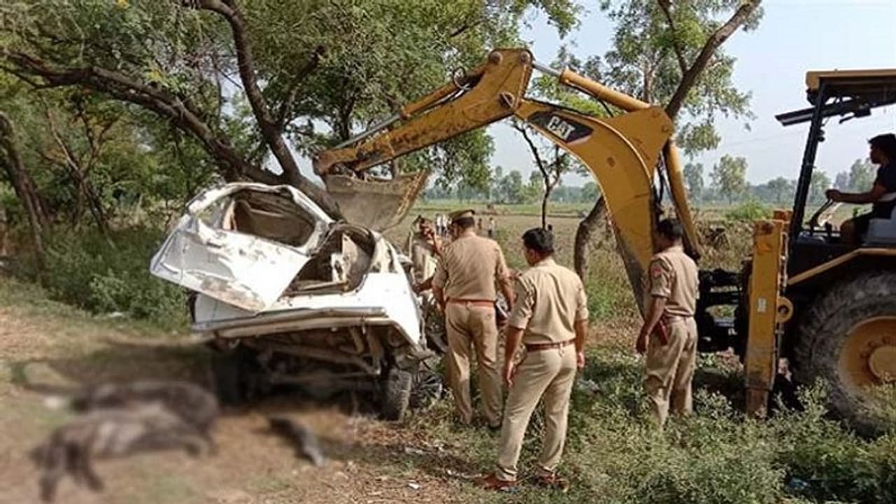 बाराबंकी: अयोध्या हाईवे पर दर्दनाक हादसे में 4 की मौत, दो ट्रकों के बीच में दब गई तेज रफ्तार कार बाराबंकी: अयोध्या हाईवे पर दर्दनाक हादसे में 4 की मौत, दो ट्रकों के बीच में दब गई तेज रफ्तार कार