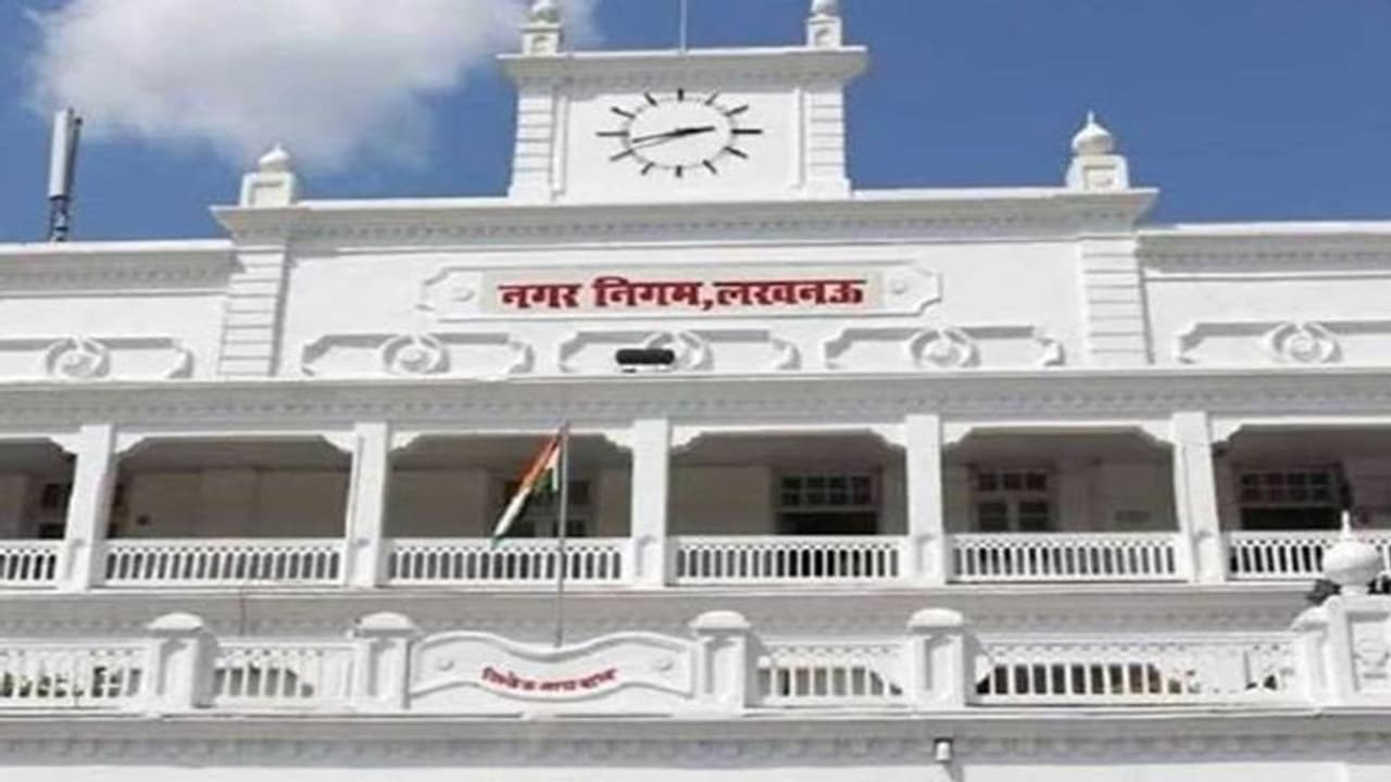 पार्किंग में कई करोड़ का घपला, दो निरीक्षक समेत छह निलंबित, जोनल अधिकारी को भी हटाया गया पार्किंग में कई करोड़ का घपला, दो निरीक्षक समेत छह निलंबित, जोनल अधिकारी को भी हटाया गया