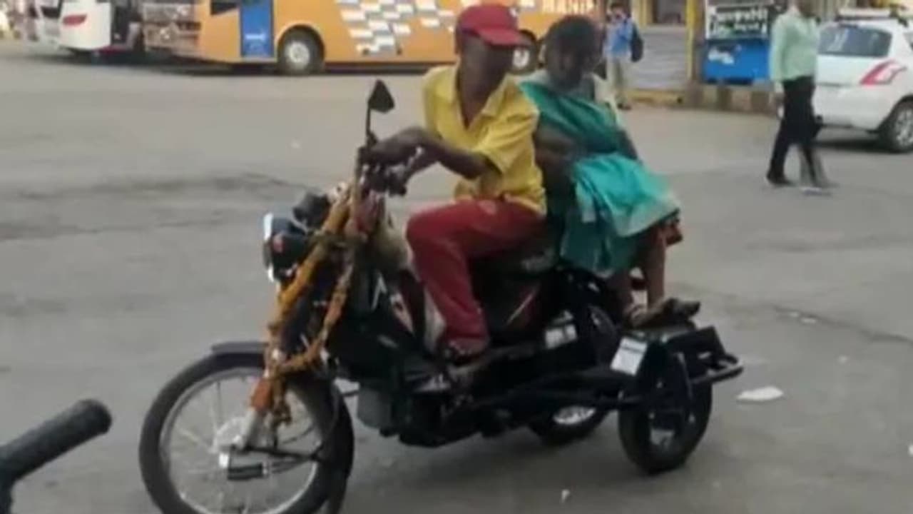 மனைவிக்காக ரூ. 90 ஆயிரம் விலையில் மொபெட் வாங்கிய பிச்சைக்காரர்...! மனைவிக்காக ரூ. 90 ஆயிரம் விலையில் மொபெட் வாங்கிய பிச்சைக்காரர்...!