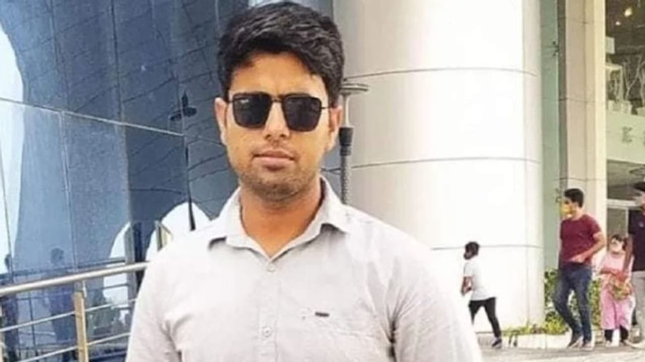 राजस्थान में बेबस पिता बेटे की याद में भटक रहा, हाथ जोड़कर कश्मीरवासियों से कर रहा एक विनती राजस्थान में बेबस पिता बेटे की याद में भटक रहा, हाथ जोड़कर कश्मीरवासियों से कर रहा एक विनती