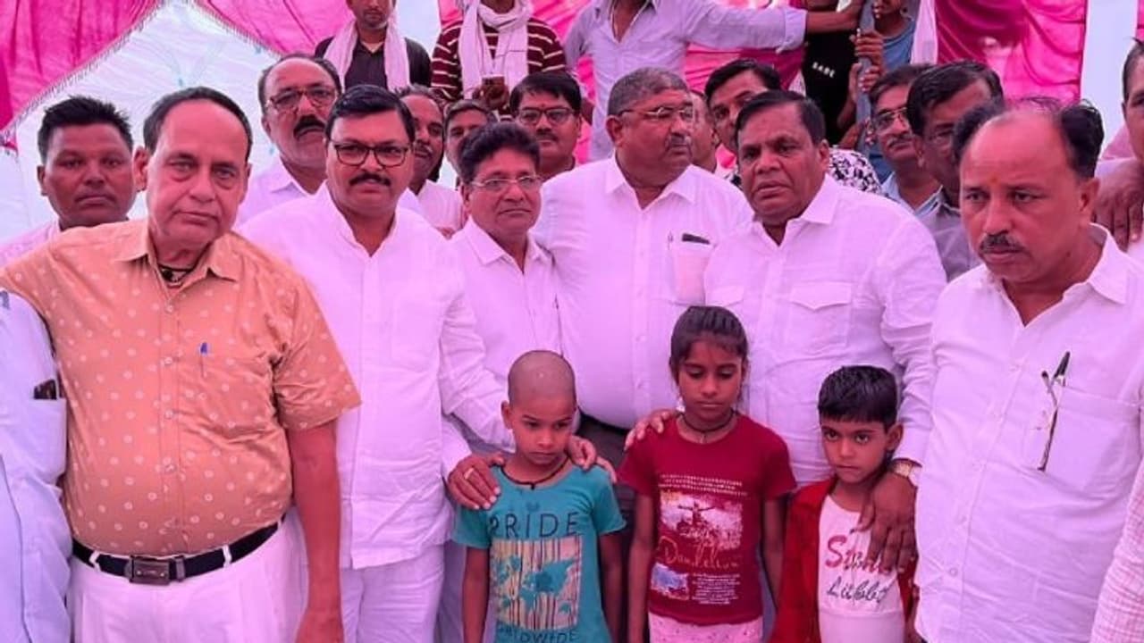 इंसानियत जिंदा है! माता पिता, दादा दादी की मौत, 4 से 7 साल के 3 बच्चों को सहारा देन समाज ने जुटाए 10 लाख इंसानियत जिंदा है! माता पिता, दादा दादी की मौत, 4 से 7 साल के 3 बच्चों को सहारा देन समाज ने जुटाए 10 लाख