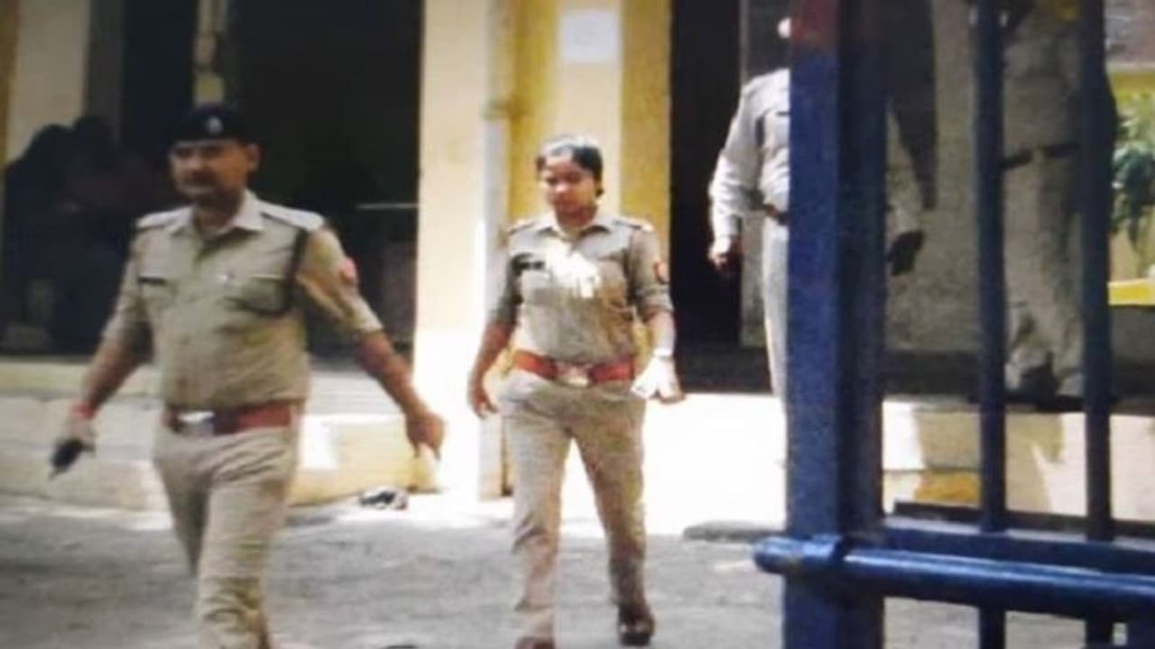 पुलिस की लापरवाही से परेशान होकर थाने पहुंची महिला, अफसरों के सामने पेट्रोल पीकर किया आत्महत्या का प्रयास