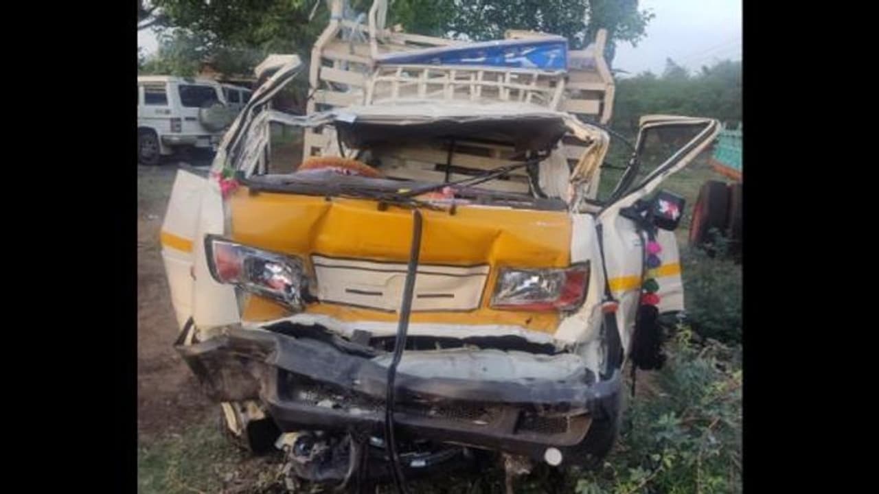 அதி வேகமாக வந்த மினி லாரி.. லாரி மீது மோதி அப்பளம் போல் நொறுக்கி கோர விபத்து.. 4 பேர் சம்பவ இடத்திலே பலி.. அதி வேகமாக வந்த மினி லாரி.. லாரி மீது மோதி அப்பளம் போல் நொறுக்கி கோர விபத்து.. 4 பேர் சம்பவ இடத்திலே பலி..