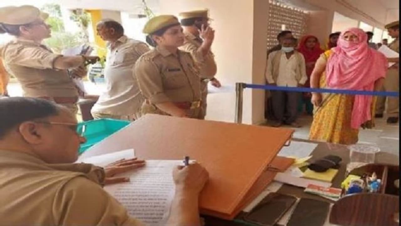 आगरा में सगाई के बाद शादी से इंकार कर रहा युवक, युवती के पिता ने एसएसपी से लगाई मदद की गुहार आगरा में सगाई के बाद शादी से इंकार कर रहा युवक, युवती के पिता ने एसएसपी से लगाई मदद की गुहार