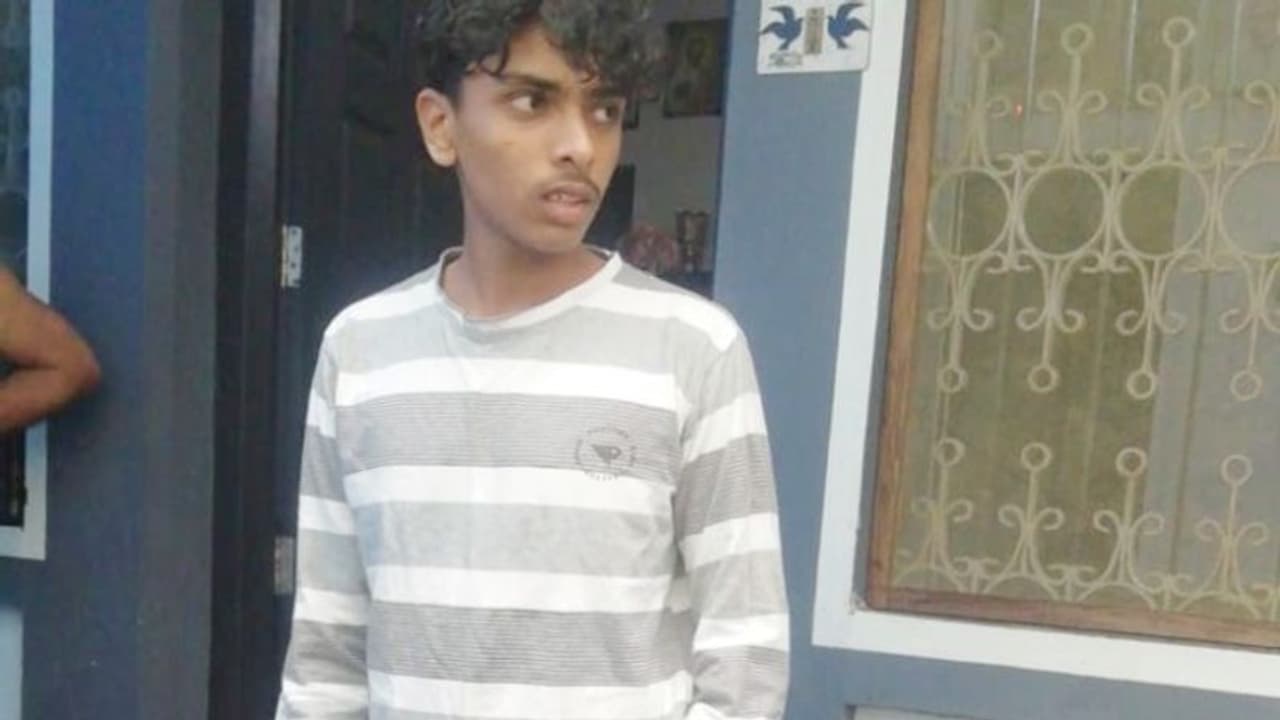 മലവെള്ളപ്പാച്ചിലിൽ മുക്കാൽ കിലോമീറ്റർ ഒഴുകി, വിദ്യാര്ത്ഥി രക്ഷപ്പെട്ടത് അത്ഭുതകരമായി മലവെള്ളപ്പാച്ചിലിൽ മുക്കാൽ കിലോമീറ്റർ ഒഴുകി, വിദ്യാര്ത്ഥി രക്ഷപ്പെട്ടത് അത്ഭുതകരമായി