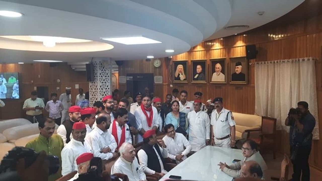 कपिल सिब्बल को साथ लाकर अखिलेश यादव ने एक साथ साधे कई निशाने, आजम से भी कम होंगी दूरियां