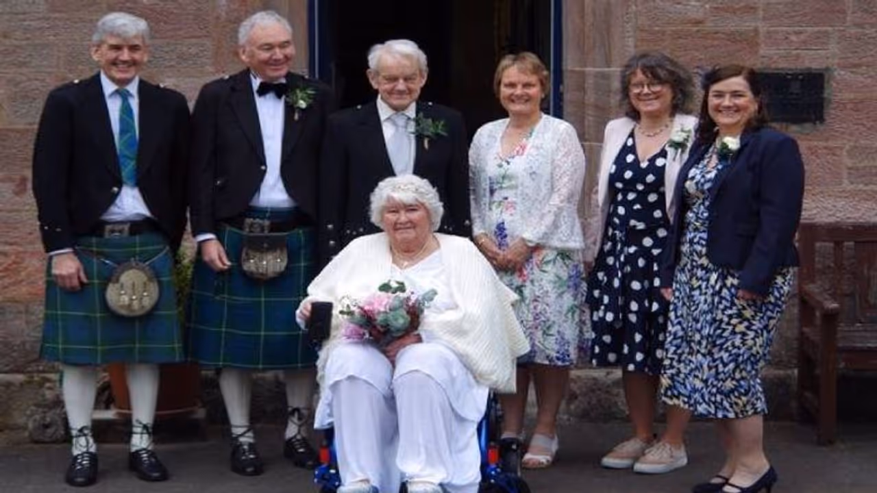 60 വർഷം 'ലിവ് ഇൻ' റിലേഷനിൽ, ഇപ്പോൾ മക്കളും പേരക്കുട്ടികളും പങ്കെടുത്തൊരു വിവാഹം 60 വർഷം 'ലിവ് ഇൻ' റിലേഷനിൽ, ഇപ്പോൾ മക്കളും പേരക്കുട്ടികളും പങ്കെടുത്തൊരു വിവാഹം