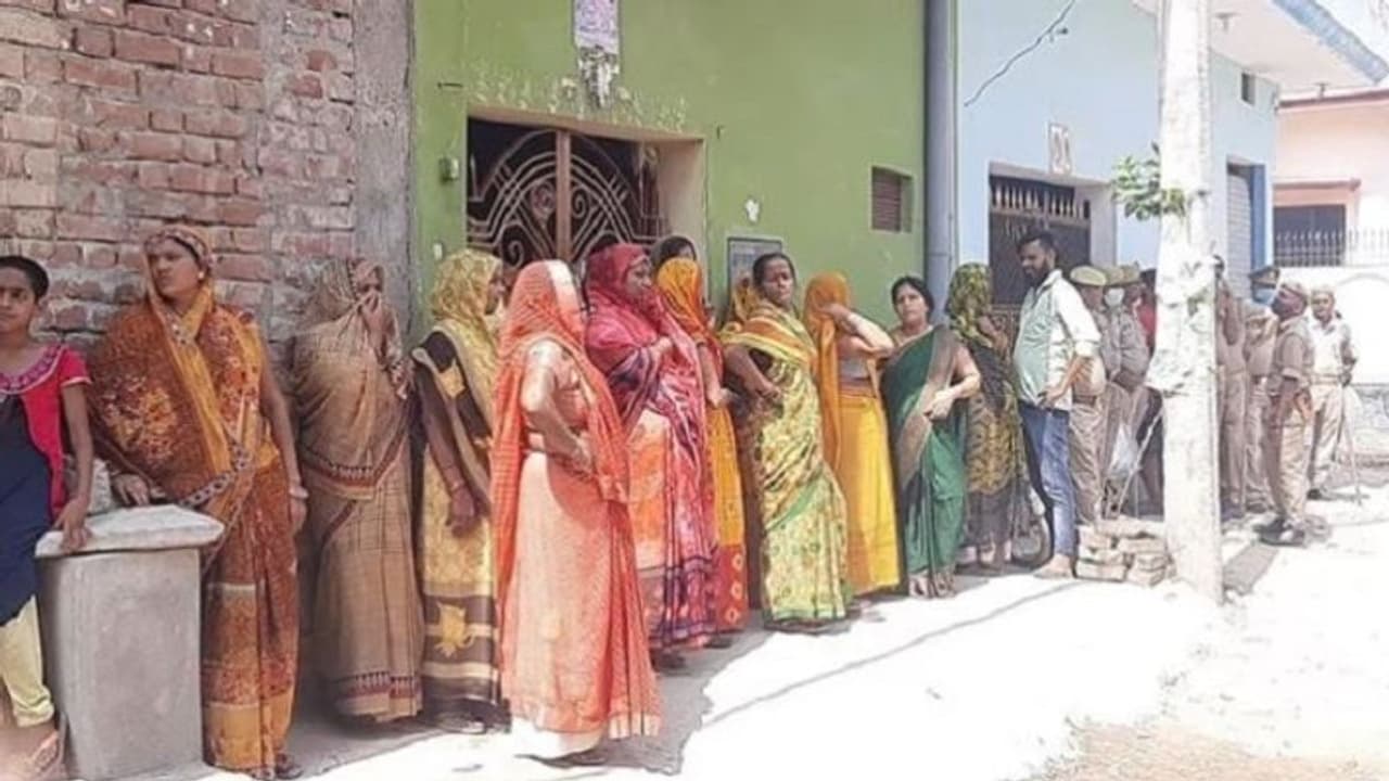 वाराणसी: घर से लापता युवक की ईंट से सिर कूचकर की हत्या, परिजनों ने पड़ोसियों पर लगाए गंभीर आरोप वाराणसी: घर से लापता युवक की ईंट से सिर कूचकर की हत्या, परिजनों ने पड़ोसियों पर लगाए गंभीर आरोप