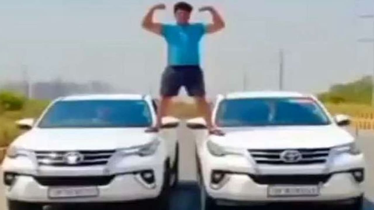 ഓടുന്ന ടൊയോട്ട ഫോർച്യൂണറുകള്‍ക്കു മുകളില്‍ 21കാരന്‍, വാഹനം പൊക്കി പൊലീസ്!