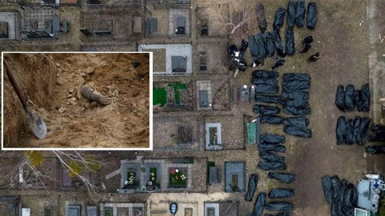 Horrible image: खंडहर हो चुकीं इमारतों का मलबा हटाते समय मजदूरों को दिखीं 200 से अधिक लाशें Horrible image: खंडहर हो चुकीं इमारतों का मलबा हटाते समय मजदूरों को दिखीं 200 से अधिक लाशें