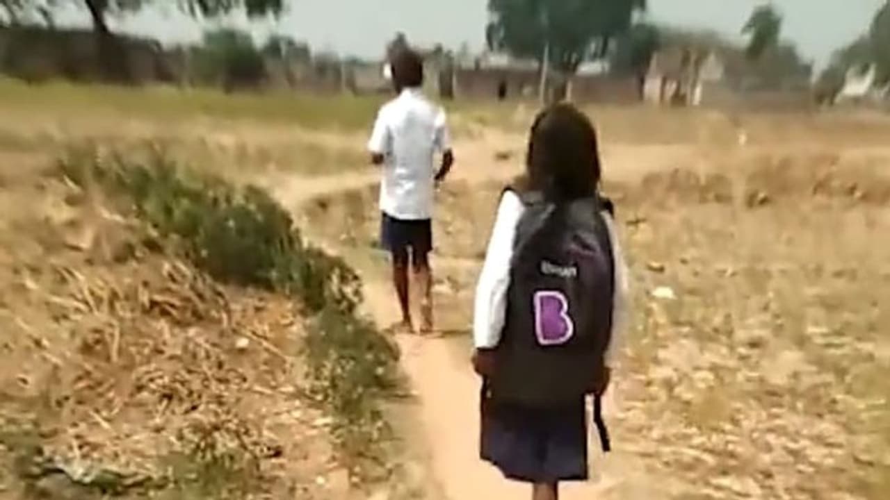 సీమా నువు గ్రేట్.. ఒంటి కాలుతో గెంతుతూ స్కూల్ కు వెళ్తున్న పదేళ్ల బాలిక.. ఢిల్లీ సీఎం ప్రశంసలు సీమా నువు గ్రేట్.. ఒంటి కాలుతో గెంతుతూ స్కూల్ కు వెళ్తున్న పదేళ్ల బాలిక.. ఢిల్లీ సీఎం ప్రశంసలు