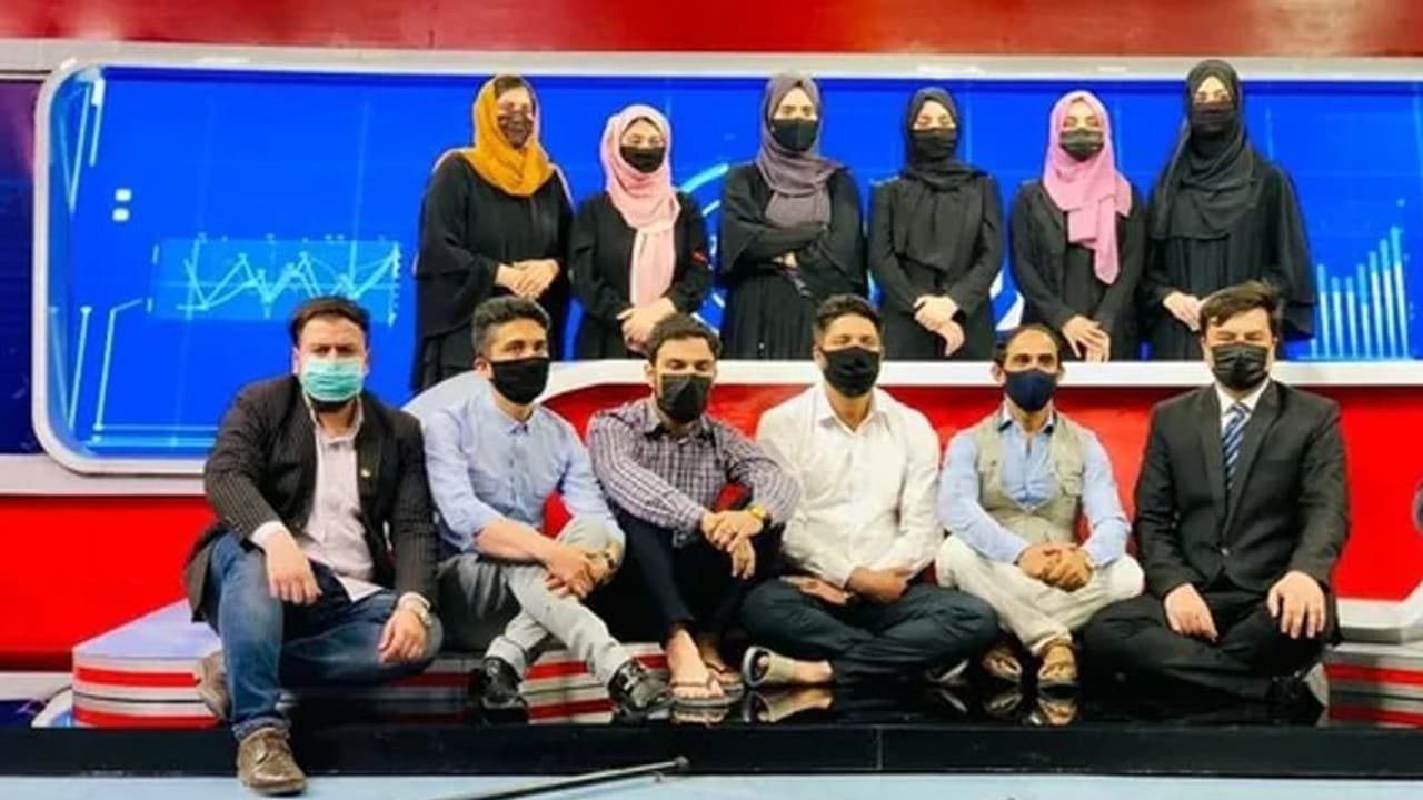 ಮಹಿಳಾ ಸಹೋದ್ಯೋಗಿಗಳನ್ನು ಬೆಂಬಲಿಸಿ ತಾವೂ ಮಾಸ್ಕ್ ಧರಿಸಿದ ಅಫ್ಘಾನ್‌ ಪುರುಷ ಆಂಕರ್‌ಗಳು