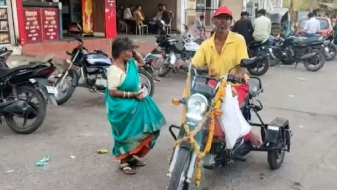 भीख मांगने के लिए इस कपल ने खरीदी 90 हजार रुपए की मोपेड, रोज की कमाई है इतनी भीख मांगने के लिए इस कपल ने खरीदी 90 हजार रुपए की मोपेड, रोज की कमाई है इतनी