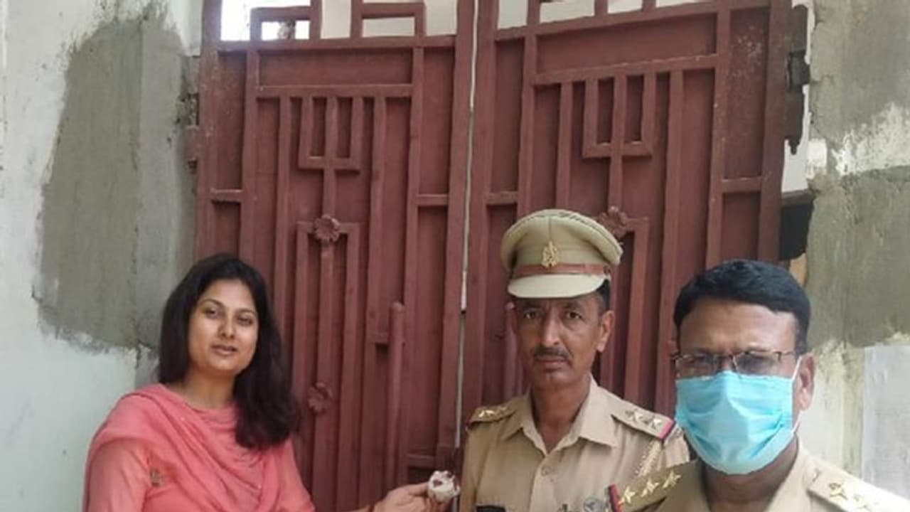 गैंगेस्टर एक्ट के आरोपी की साढ़े आठ लाख की संपत्ति जब्त, मचा हड़कंप गैंगेस्टर एक्ट के आरोपी की साढ़े आठ लाख की संपत्ति जब्त, मचा हड़कंप