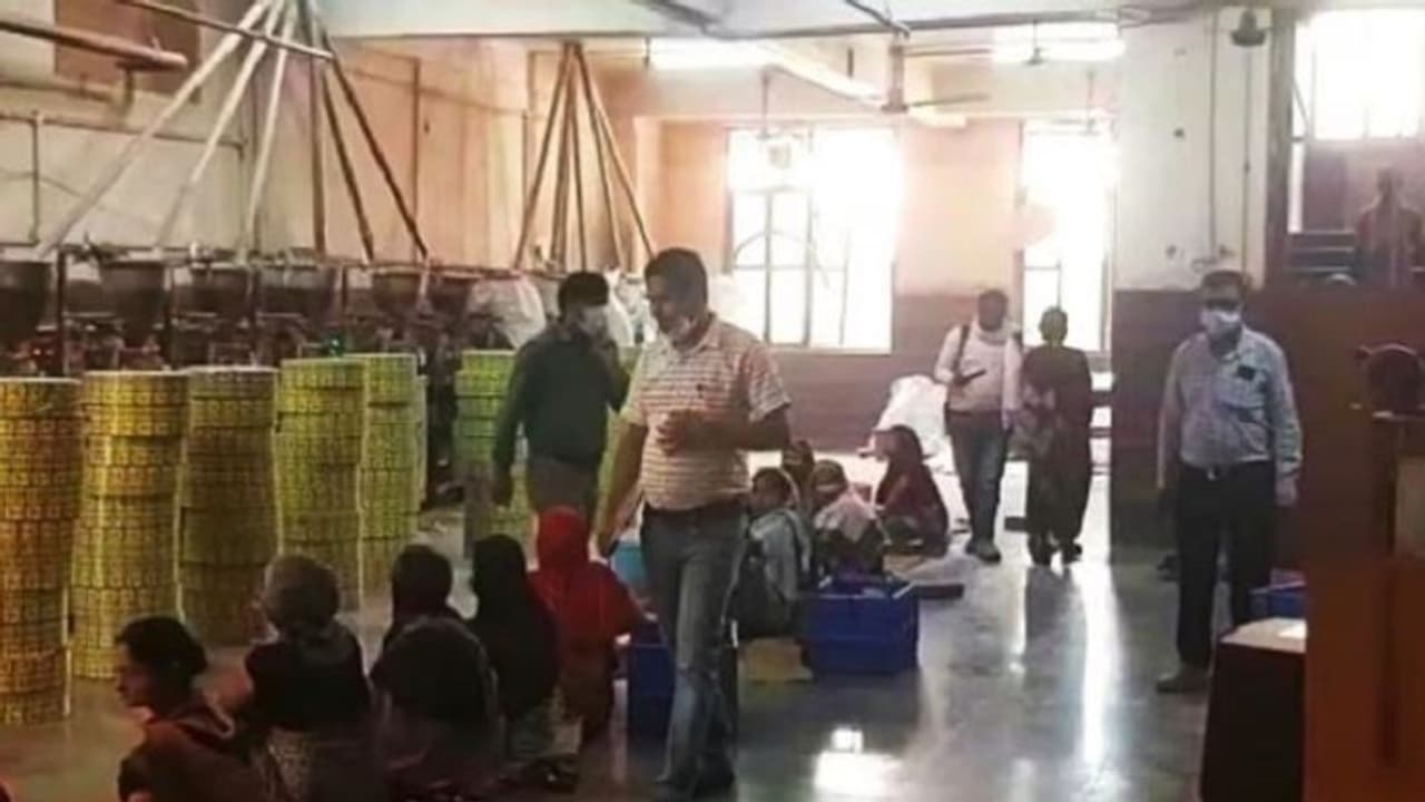 आगरा: पान मसाला कारोबारियों के ठिकानों पर IT की रेड, फोन लैपटाप के साथ जरूरी दस्तावेज हुए जब्त