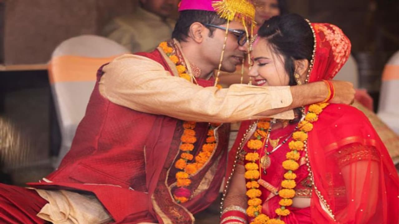 TVF के फाउंडर अरुणभ कुमार ने श्रुति रंजन से की शादी, 10 साल से कर रहे थे डेट, देखें वेडिंग फोटोज TVF के फाउंडर अरुणभ कुमार ने श्रुति रंजन से की शादी, 10 साल से कर रहे थे डेट, देखें वेडिंग फोटोज