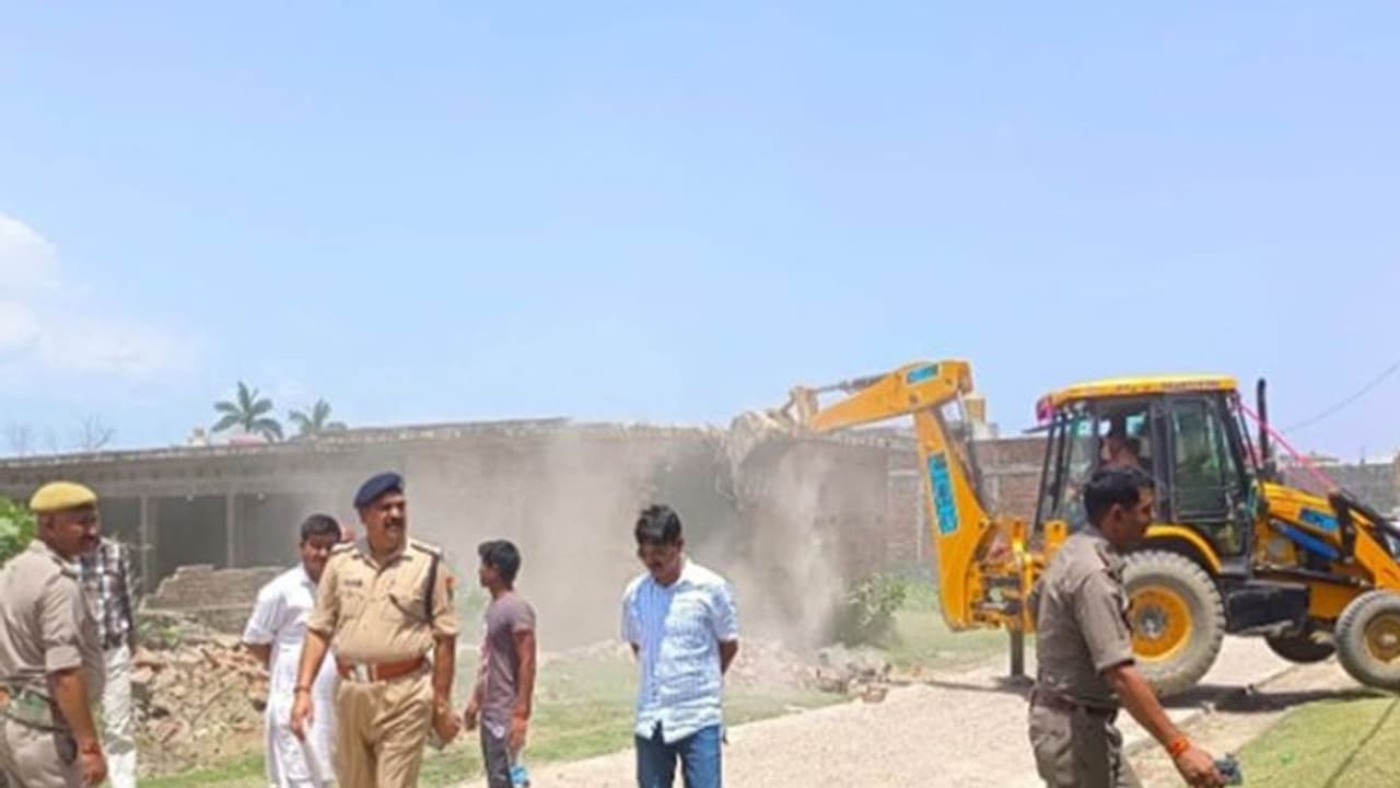 बाबा के शहर में चलेगा बुलडोज़र, अवैध प्रॉपर्टी को लेकर प्रशासन ने कसी कमर बाबा के शहर में चलेगा बुलडोज़र, अवैध प्रॉपर्टी को लेकर प्रशासन ने कसी कमर