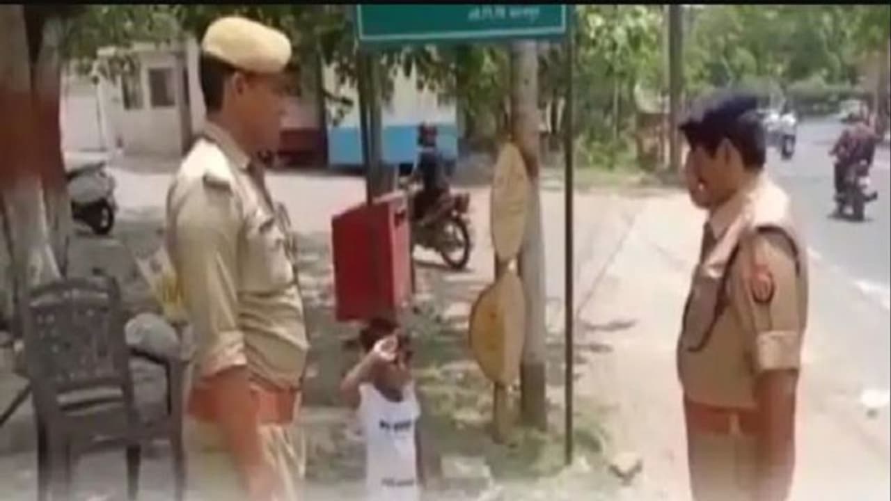 कानपुर:  8 साल के बच्चें ने संभाली ट्रैफिक की कमान, देखकर लोग रह गए दंग