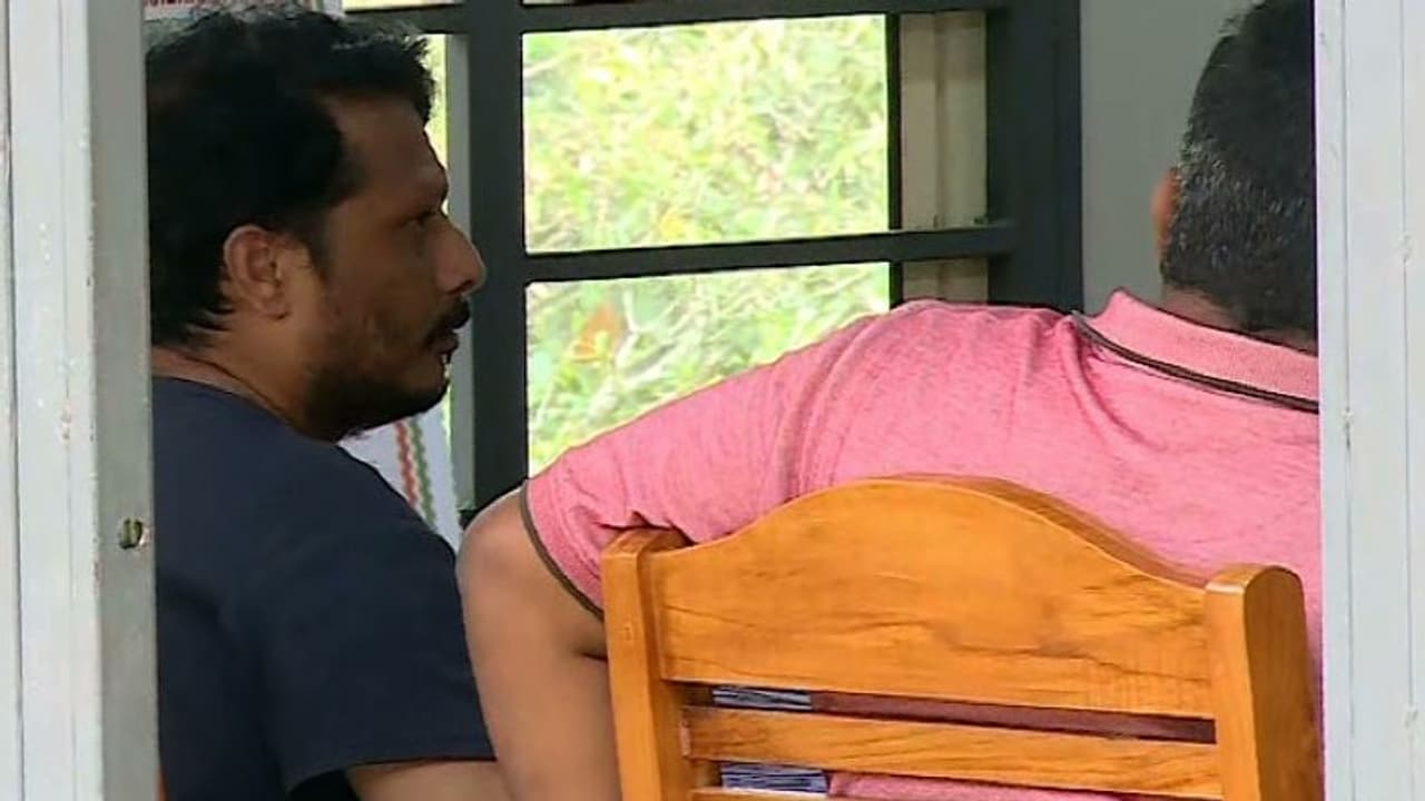 അടിമാലി മരംമുറി കേസിൽ ഒന്നാം പ്രതി അറസ്റ്റിൽ; നടപടി മൂന്ന് ദിവസത്തെ ചോദ്യം ചെയ്യലിന് ശേഷം അടിമാലി മരംമുറി കേസിൽ ഒന്നാം പ്രതി അറസ്റ്റിൽ; നടപടി മൂന്ന് ദിവസത്തെ ചോദ്യം ചെയ്യലിന് ശേഷം