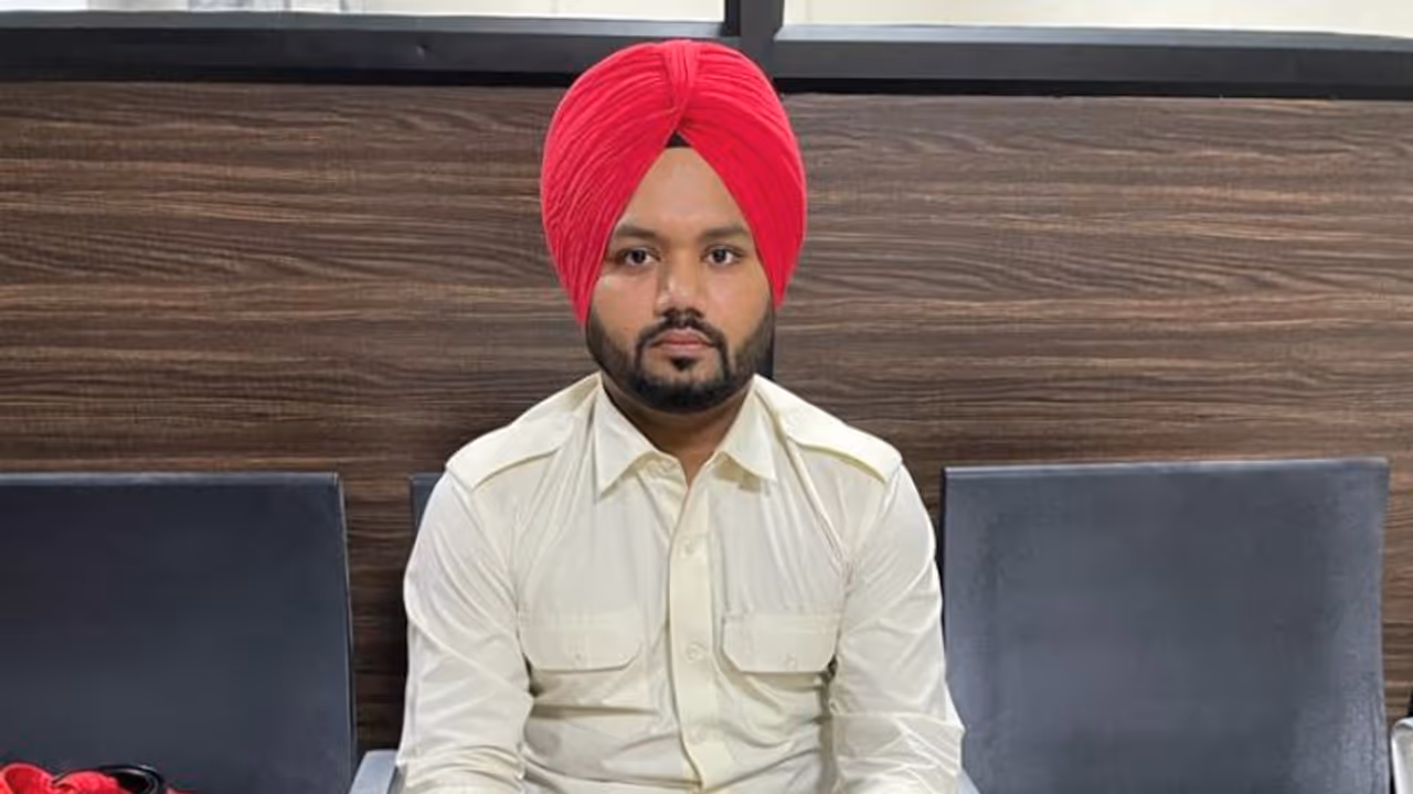 സ്വർണ്ണക്കടത്ത്; കരിപ്പൂരിൽ പിടിയിലായ വിമാന ജീവനക്കാരൻ 6 തവണ സ്വർണ്ണം കടത്തിയെന്ന് മൊഴി സ്വർണ്ണക്കടത്ത്; കരിപ്പൂരിൽ പിടിയിലായ വിമാന ജീവനക്കാരൻ 6 തവണ സ്വർണ്ണം കടത്തിയെന്ന് മൊഴി