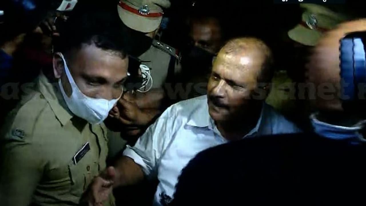 പി സി ജോര്ജിന്റെ തൃക്കാക്കരയിലെ പ്രചാരണത്തിന് തടയിട്ട് പൊലീസ്; നാളെ സ്റ്റേഷനില് ഹാജരാകാന് നിര്ദ്ദേശം പി സി ജോര്ജിന്റെ തൃക്കാക്കരയിലെ പ്രചാരണത്തിന് തടയിട്ട് പൊലീസ്; നാളെ സ്റ്റേഷനില് ഹാജരാകാന് നിര്ദ്ദേശം