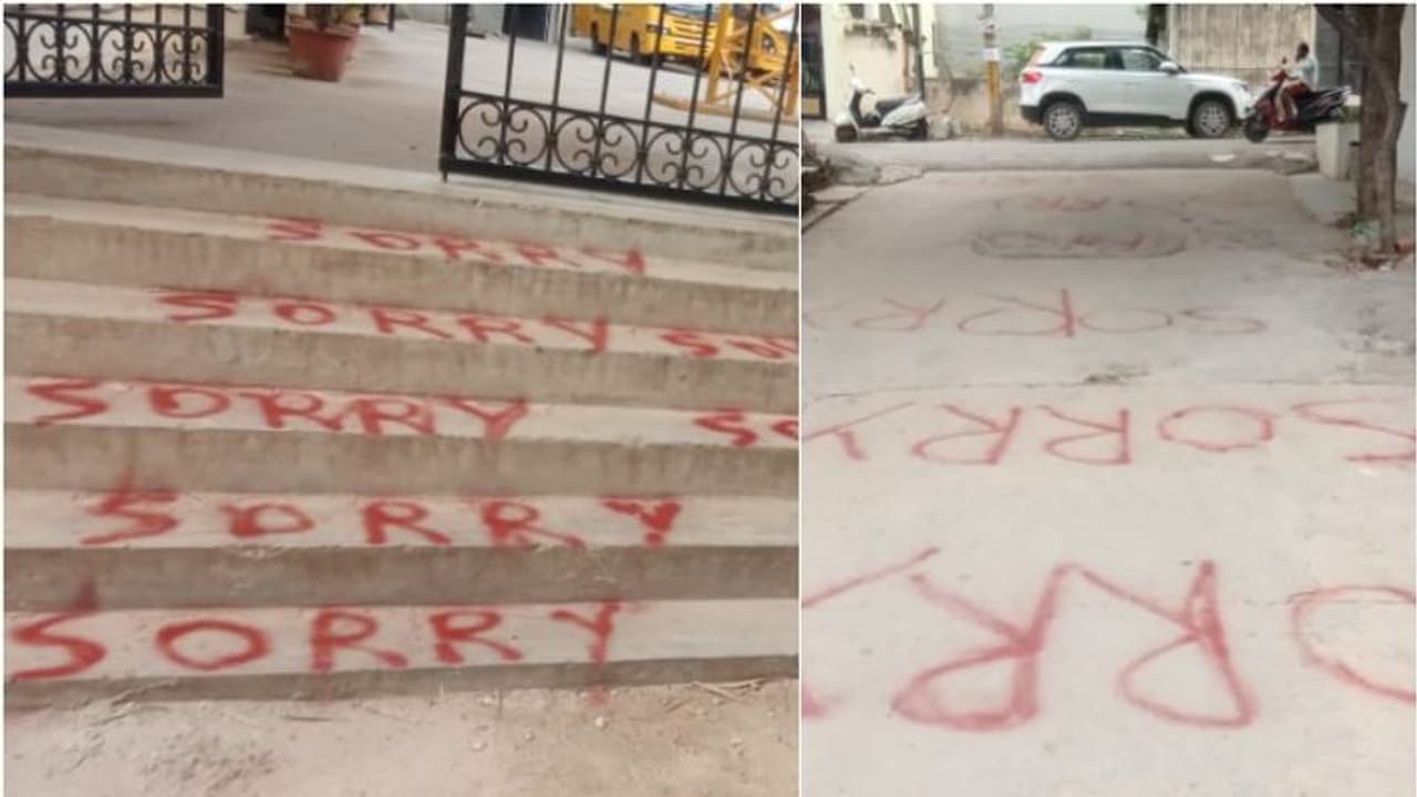 സ്കൂൾ പടിക്കെട്ടിലും പരിസരത്തും നിറയെ ചുവന്ന നിറത്തിൽ സോറി എന്നെഴുതി വച്ച് അജ്ഞാതർ