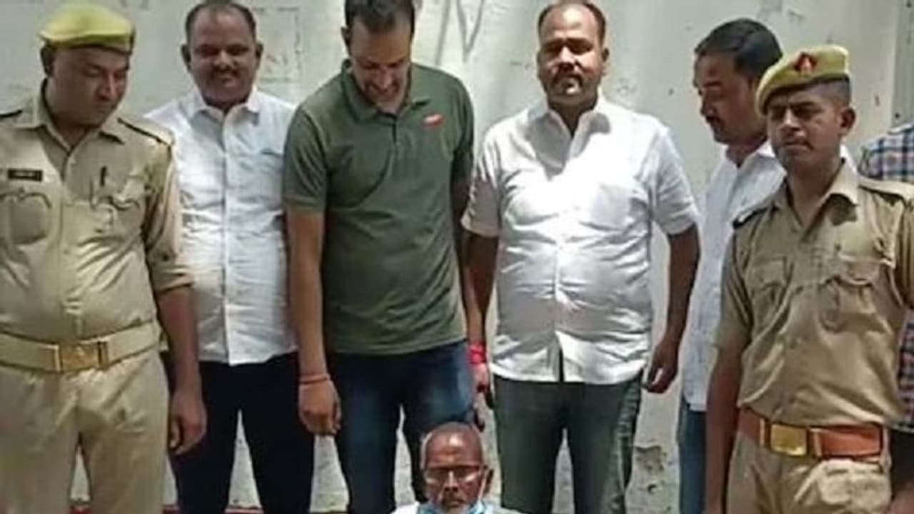 इनामी आरोपी तांत्रिक को पुलिस ने किया गिरफ्तार, 16 साल पहले इस घटना को अंजाम देकर था फरार इनामी आरोपी तांत्रिक को पुलिस ने किया गिरफ्तार, 16 साल पहले इस घटना को अंजाम देकर था फरार