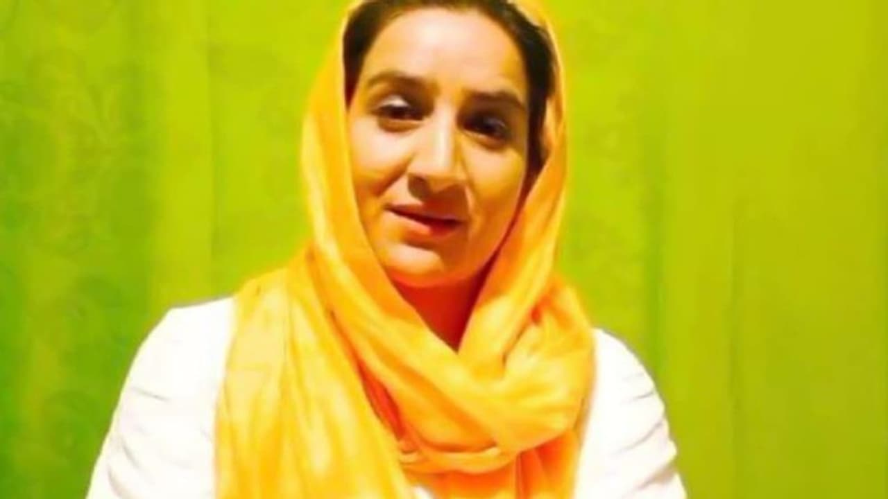 জঙ্গিদের গুলিতে নিহত কাশ্মীরের জনপ্রিয় অভিনেত্রী, গুরুতর জখম ১০ বছরের আমরিনার ভাগ্নেও জঙ্গিদের গুলিতে নিহত কাশ্মীরের জনপ্রিয় অভিনেত্রী, গুরুতর জখম ১০ বছরের আমরিনার ভাগ্নেও