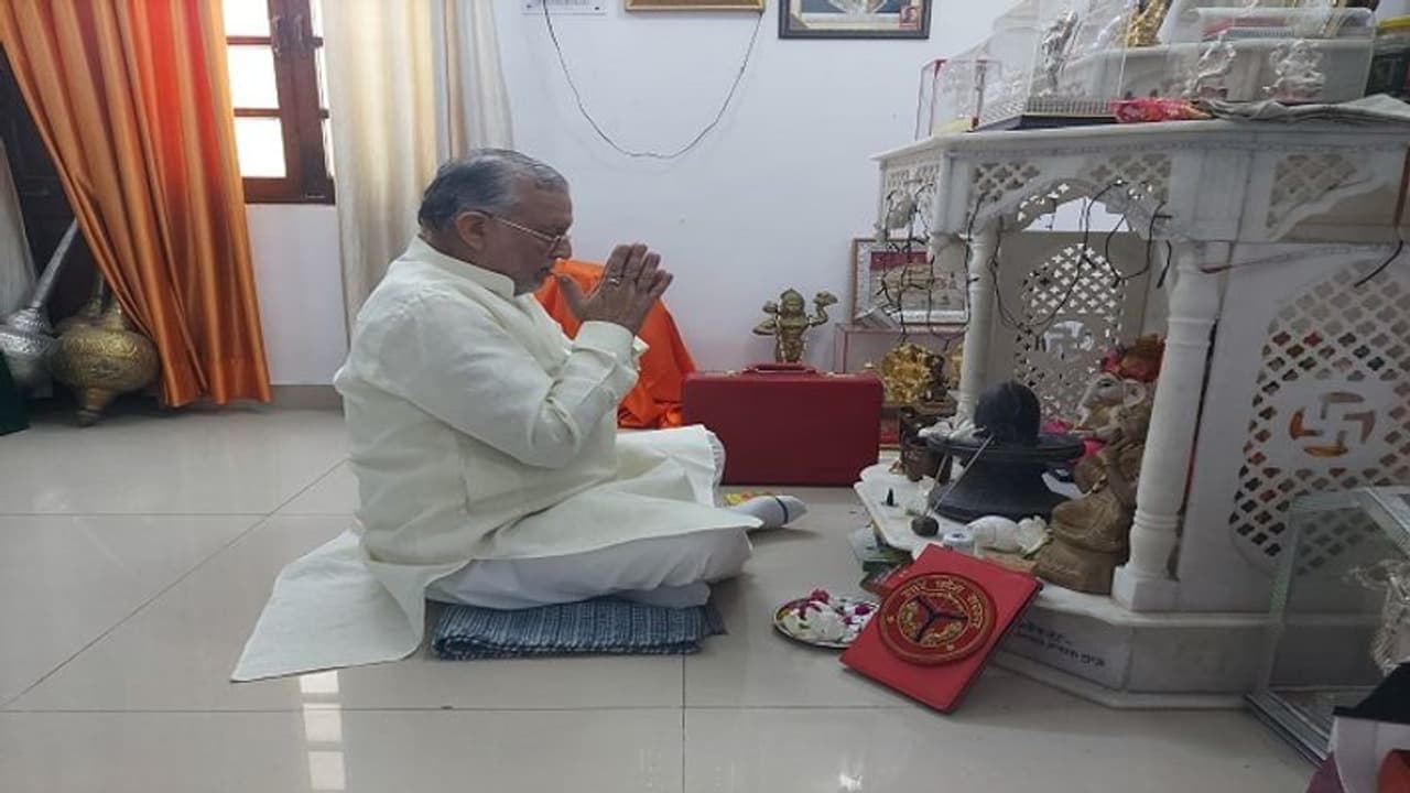 योगी 2.0 का पहला बजट पेश करने से पहले वित्त मंत्री ने की पूजा अर्चना, सीएम बोले यूपी के पूरे विकास को समर्पित योगी 2.0 का पहला बजट पेश करने से पहले वित्त मंत्री ने की पूजा अर्चना, सीएम बोले यूपी के पूरे विकास को समर्पित