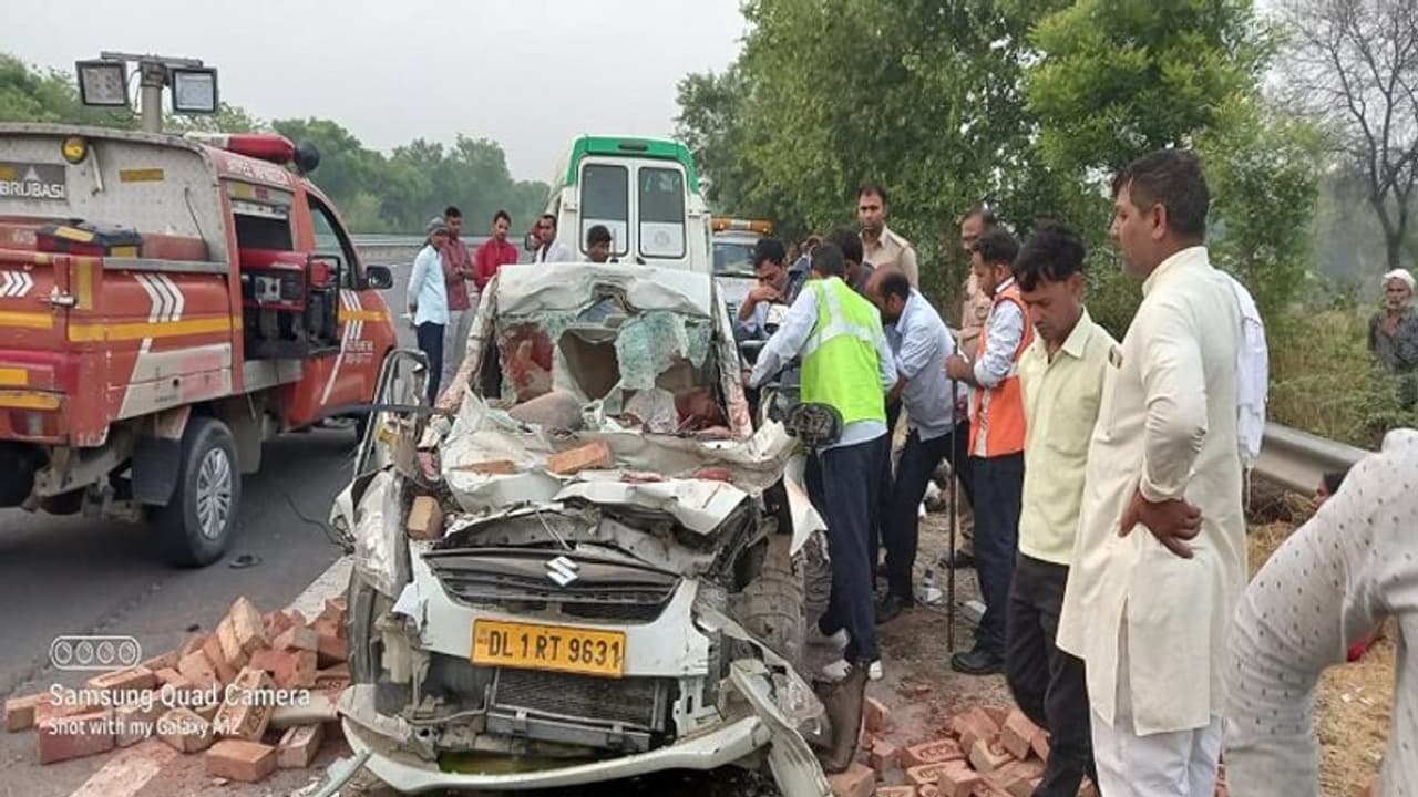 अलीगढ़ यमुना एक्सप्रेस वे पर कार और ट्रैक्टर की जोरदार भिड़ंत, 2 लोगों की हुई मौत व अन्य की हालत गंभीर अलीगढ़ यमुना एक्सप्रेस वे पर कार और ट्रैक्टर की जोरदार भिड़ंत, 2 लोगों की हुई मौत व अन्य की हालत गंभीर